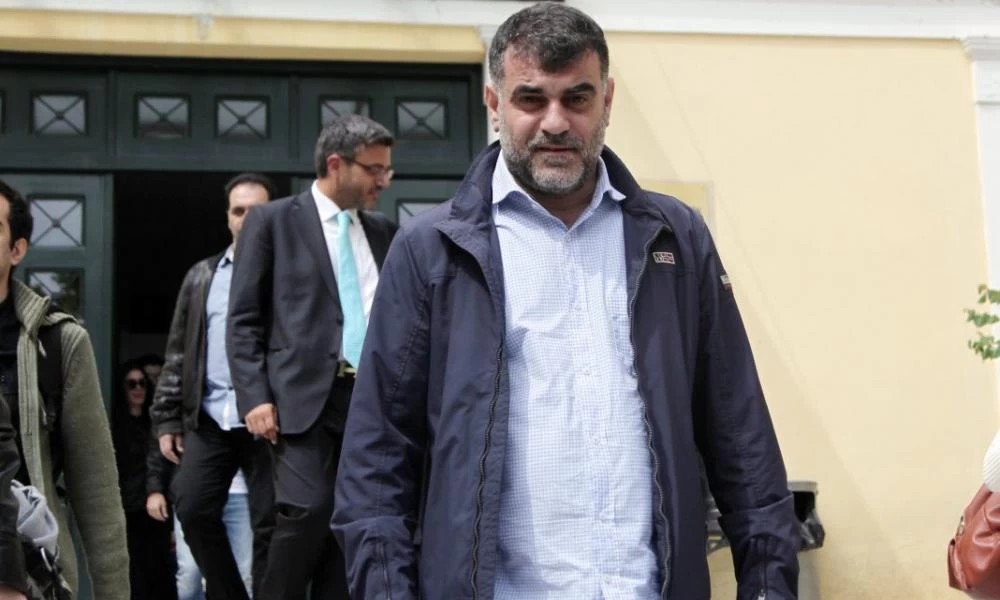 Ένταλμα σύλληψης του Κ. Βαξεβάνη μετά από μήνυση αστυνομικών της ΓΑΔΑ